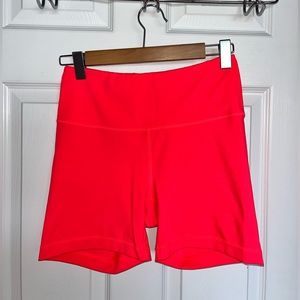 WOMENS YOGALICIOUS LUX SHORTS (SIZE M)